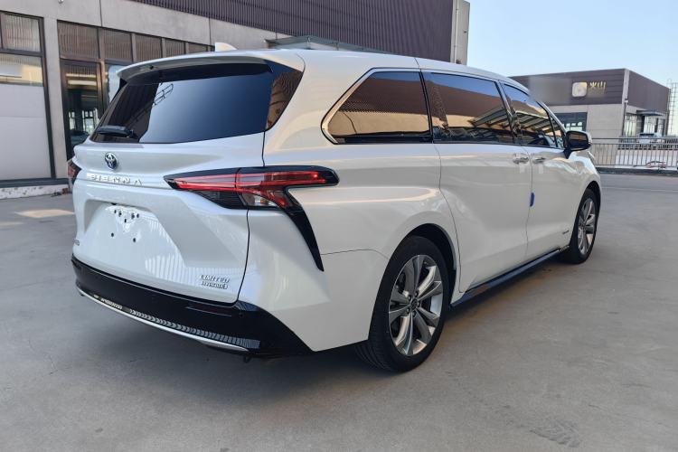 Used Toyota SIENNA 2023 2.5L Hybrid Deluxe Edition Exterior 4