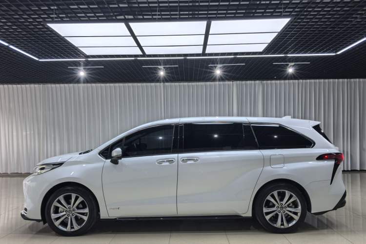 Used Toyota SIENNA 2023 2.5L Hybrid Deluxe Edition Exterior 5