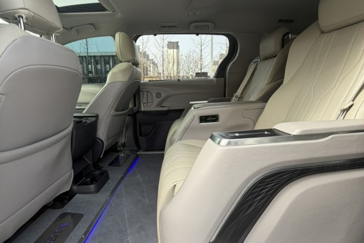 Used Toyota SIENNA 2023 2.5L Hybrid Comfort Edition Exterior 5