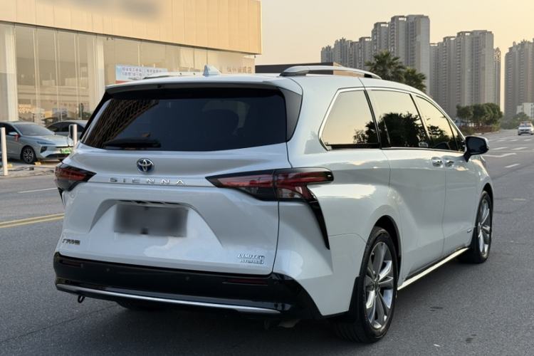 Used Toyota SIENNA 2023 2.5L Hybrid Deluxe Edition Exterior 5