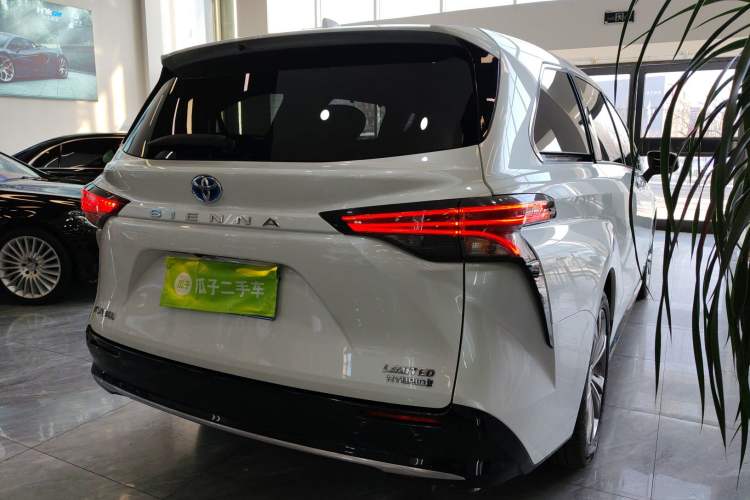 Used Toyota SIENNA 2023 2.5L Hybrid Deluxe Edition Exterior 5