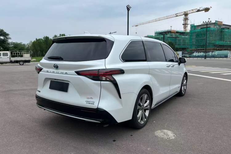 Used Toyota SIENNA 2023 2.5L Hybrid Deluxe Edition Exterior 5