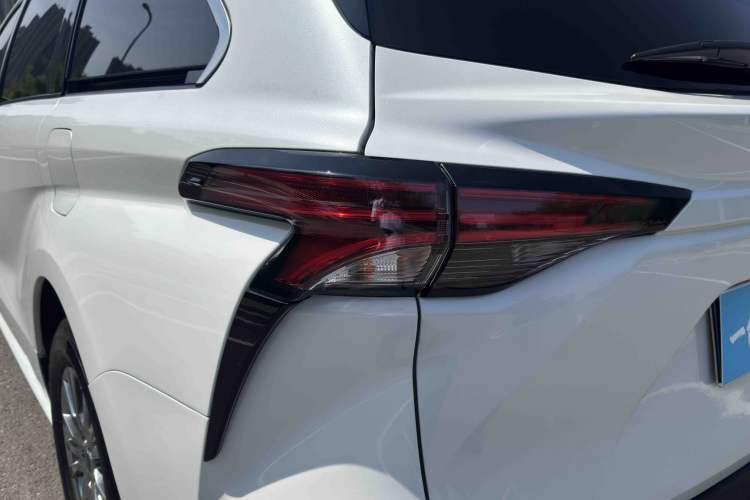 Used Toyota SIENNA 2023 2.5L Hybrid Comfort Edition Exterior 7