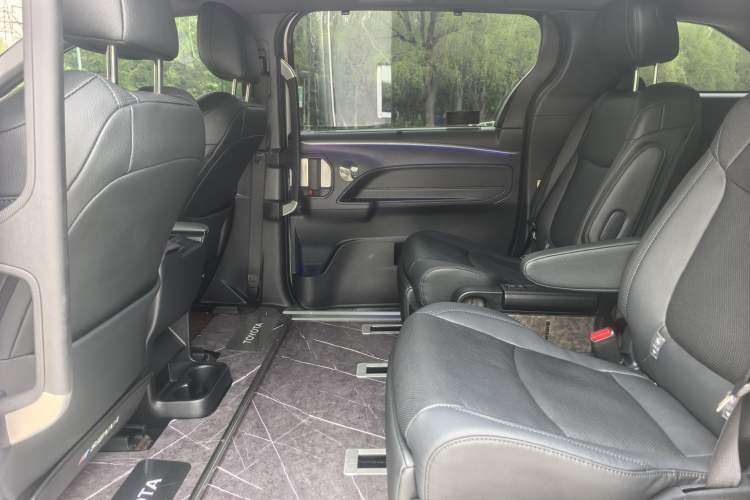 Used Toyota SIENNA 2023 2.5L Hybrid Deluxe Edition Exterior 7