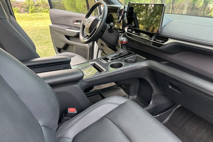 Used Toyota SIENNA 2023 2.5L Hybrid Deluxe Edition Exterior 9