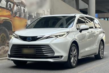 Used Toyota SIENNA 2023 2.5L Hybrid Deluxe Edition