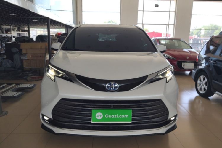Used Toyota SIENNA 2023 2.5L Hybrid Deluxe Edition Front