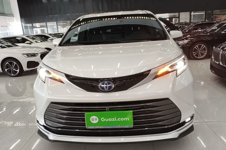 Used Toyota SIENNA 2023 2.5L Hybrid Deluxe Edition Front