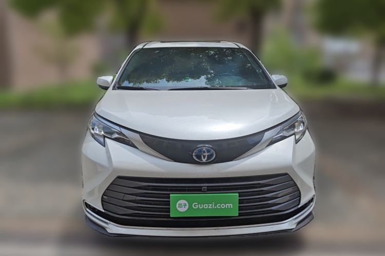 Used Toyota SIENNA 2023 2.5L Hybrid Deluxe Edition Front