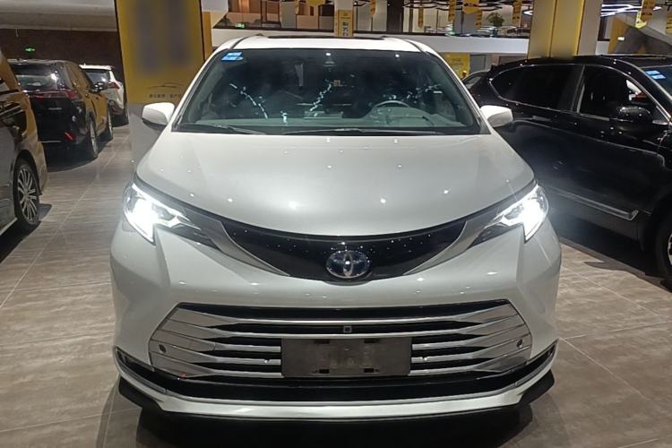 Used Toyota SIENNA 2023 2.5L Hybrid Platinum Edition Front