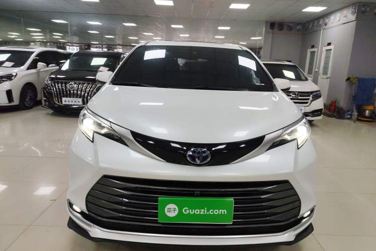 Used Toyota SIENNA 2023 2.5L Hybrid Deluxe Edition Front