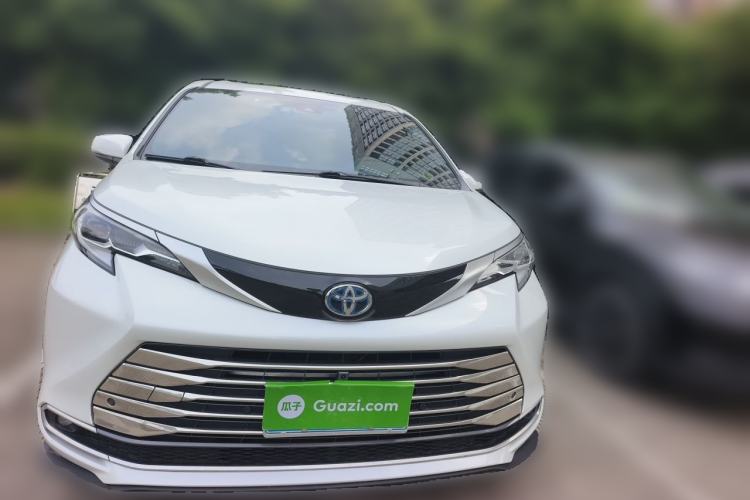 Used Toyota SIENNA 2023 2.5L Hybrid Deluxe Edition Front