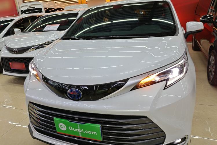 Used Toyota SIENNA 2023 2.5L Hybrid Deluxe Edition Front