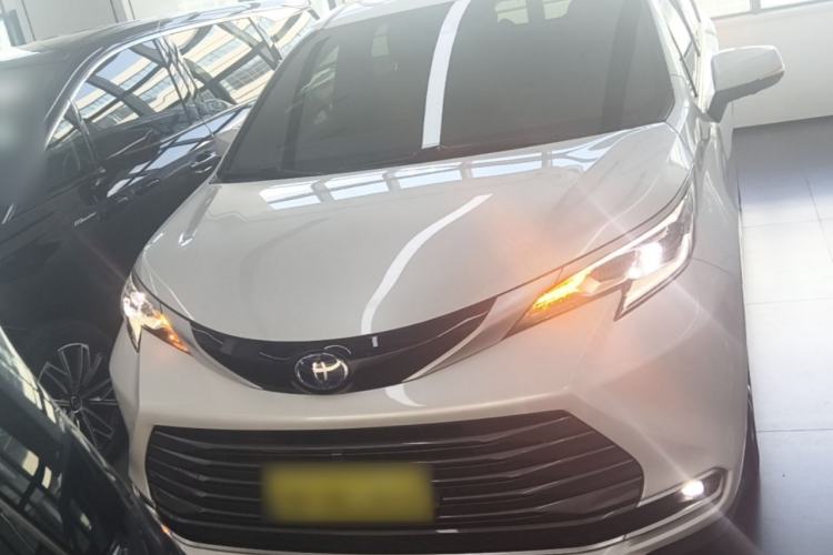 Used Toyota SIENNA 2023 2.5L Hybrid Deluxe Edition Front
