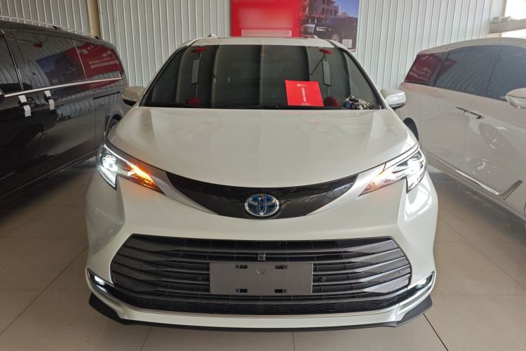 Used Toyota SIENNA 2023 2.5L Hybrid Deluxe Edition Front