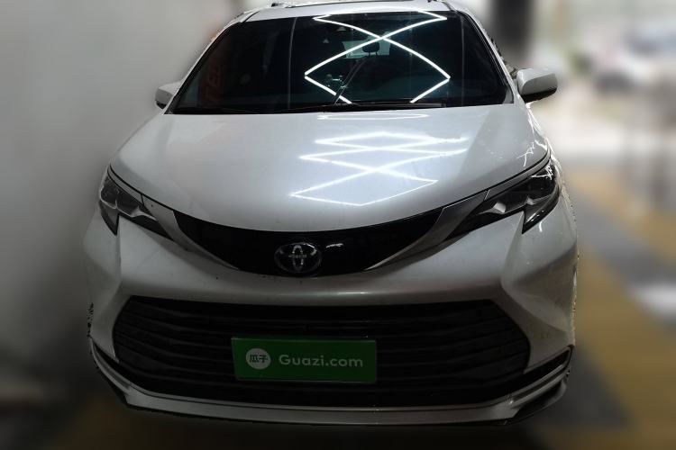 Used Toyota SIENNA 2023 2.5L Hybrid Deluxe Edition Front
