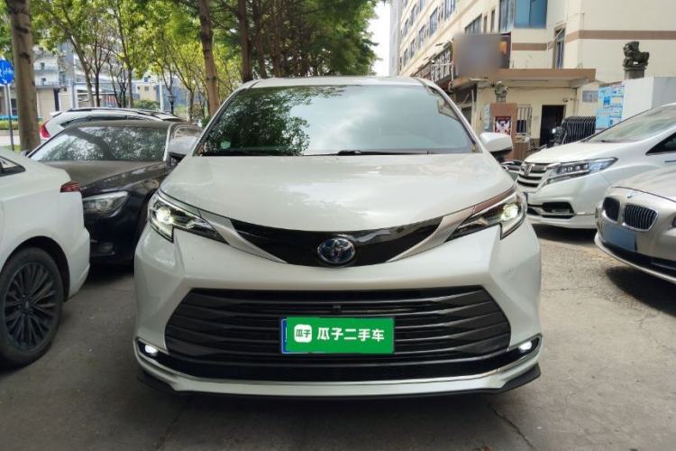 Used Toyota SIENNA 2023 2.5L Hybrid Deluxe Edition Front