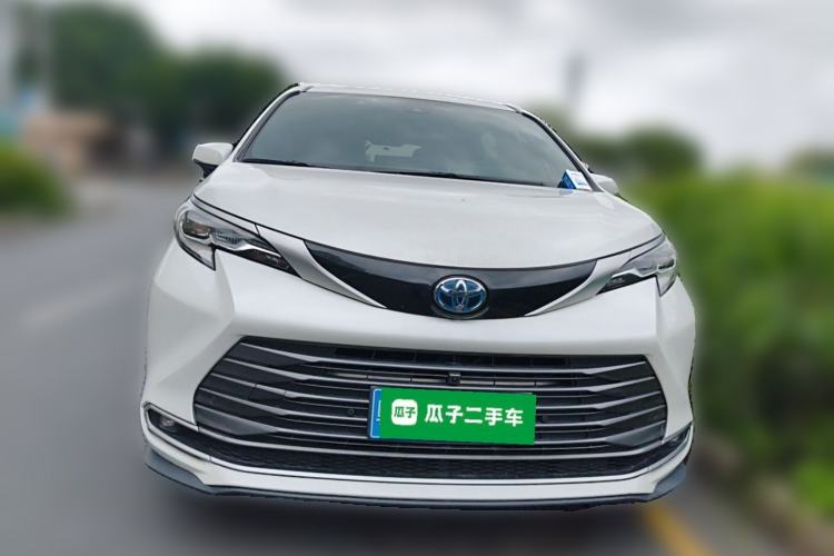 Used Toyota SIENNA 2023 2.5L Hybrid Deluxe Edition Front