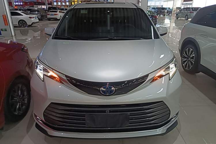 Used Toyota SIENNA 2023 2.5L Hybrid Deluxe Edition Front