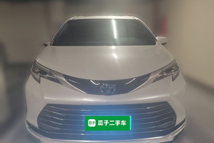Used Toyota SIENNA 2023 2.5L Hybrid Deluxe Edition Front
