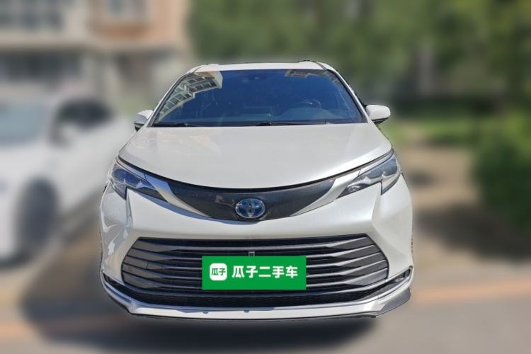 Used Toyota SIENNA 2023 2.5L Hybrid Deluxe Edition Front