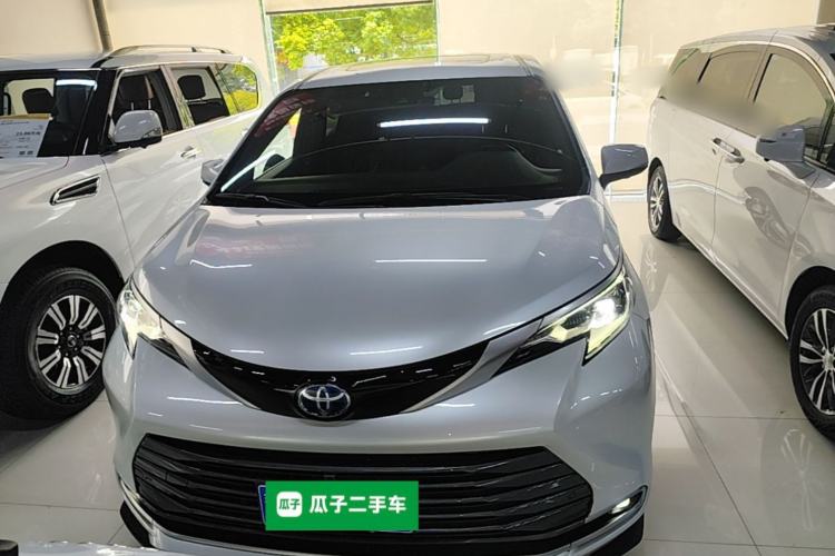 Used Toyota SIENNA 2023 2.5L Hybrid Deluxe Edition Front