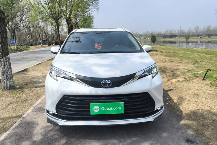 Used Toyota SIENNA 2023 2.5L Hybrid Comfort Edition Front