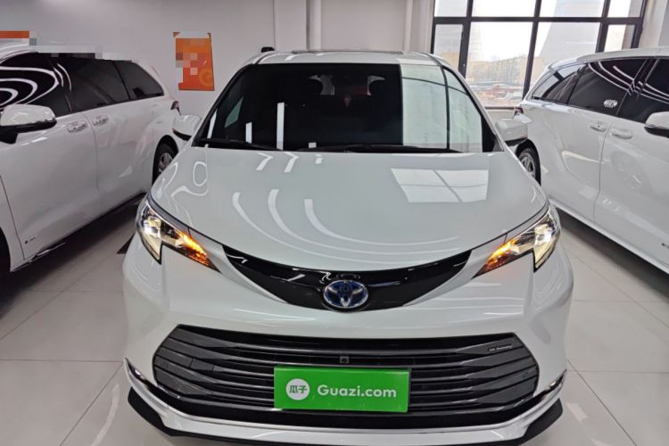 Used Toyota SIENNA 2023 2.5L Hybrid Deluxe Edition Front