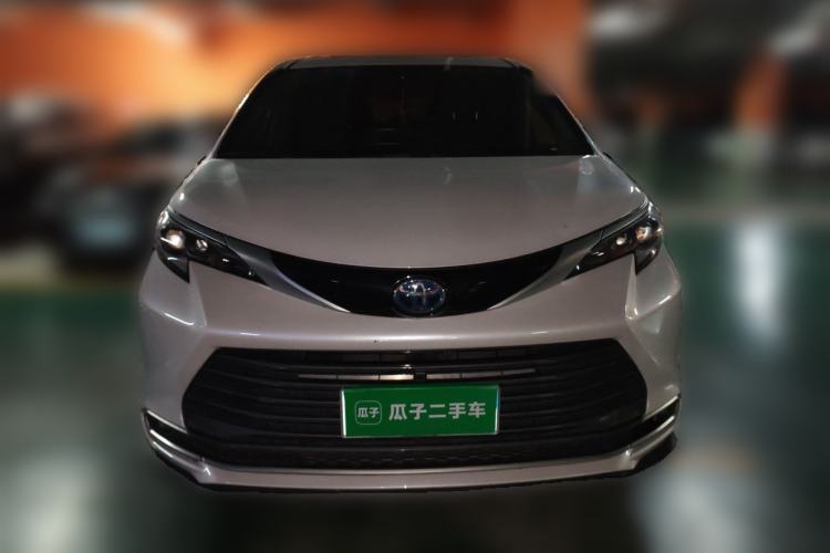 Used Toyota SIENNA 2023 2.5L Hybrid Deluxe Edition Front