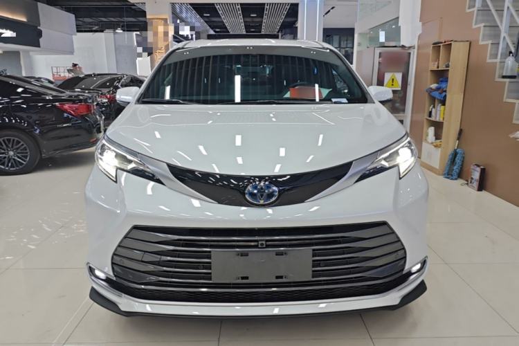 Used Toyota SIENNA 2023 2.5L Hybrid Deluxe Edition Front