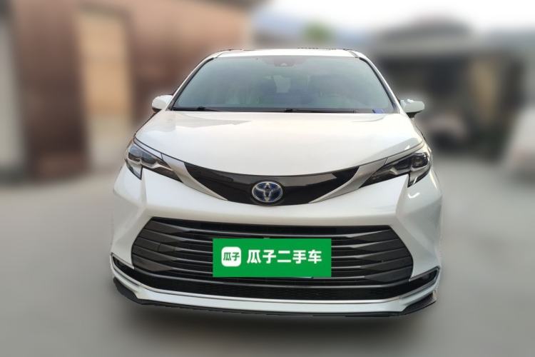 Used Toyota SIENNA 2023 2.5L Hybrid Deluxe Edition Front