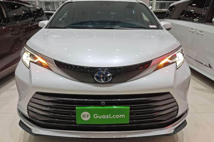 Used Toyota SIENNA 2023 2.5L Hybrid Deluxe Edition Front
