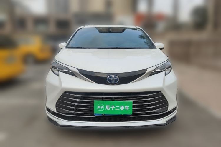 Used Toyota SIENNA 2023 2.5L Hybrid Deluxe Edition Front