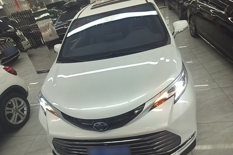 Used Toyota SIENNA 2023 2.5L Hybrid Deluxe Edition Front