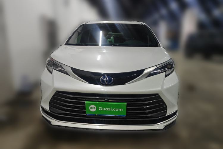 Used Toyota SIENNA 2023 2.5L Hybrid Deluxe Edition Front