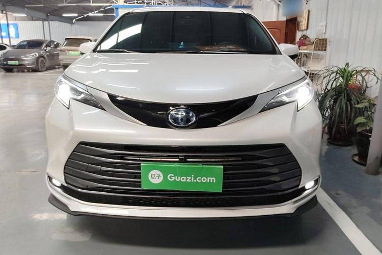 Used Toyota SIENNA 2023 2.5L Hybrid Deluxe Edition Front