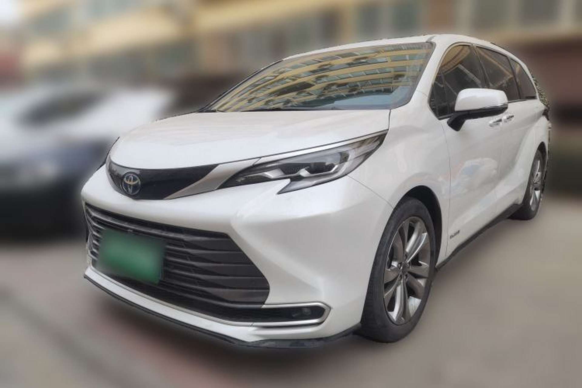 Used Toyota SIENNA 2023 2.5L Hybrid Deluxe Edition Front Left 45 Deg