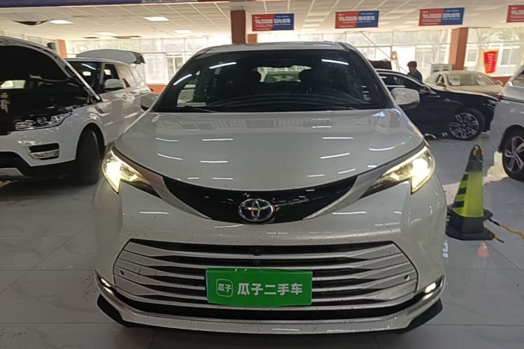 Used Toyota SIENNA 2023 2.5L Hybrid Deluxe Edition Front