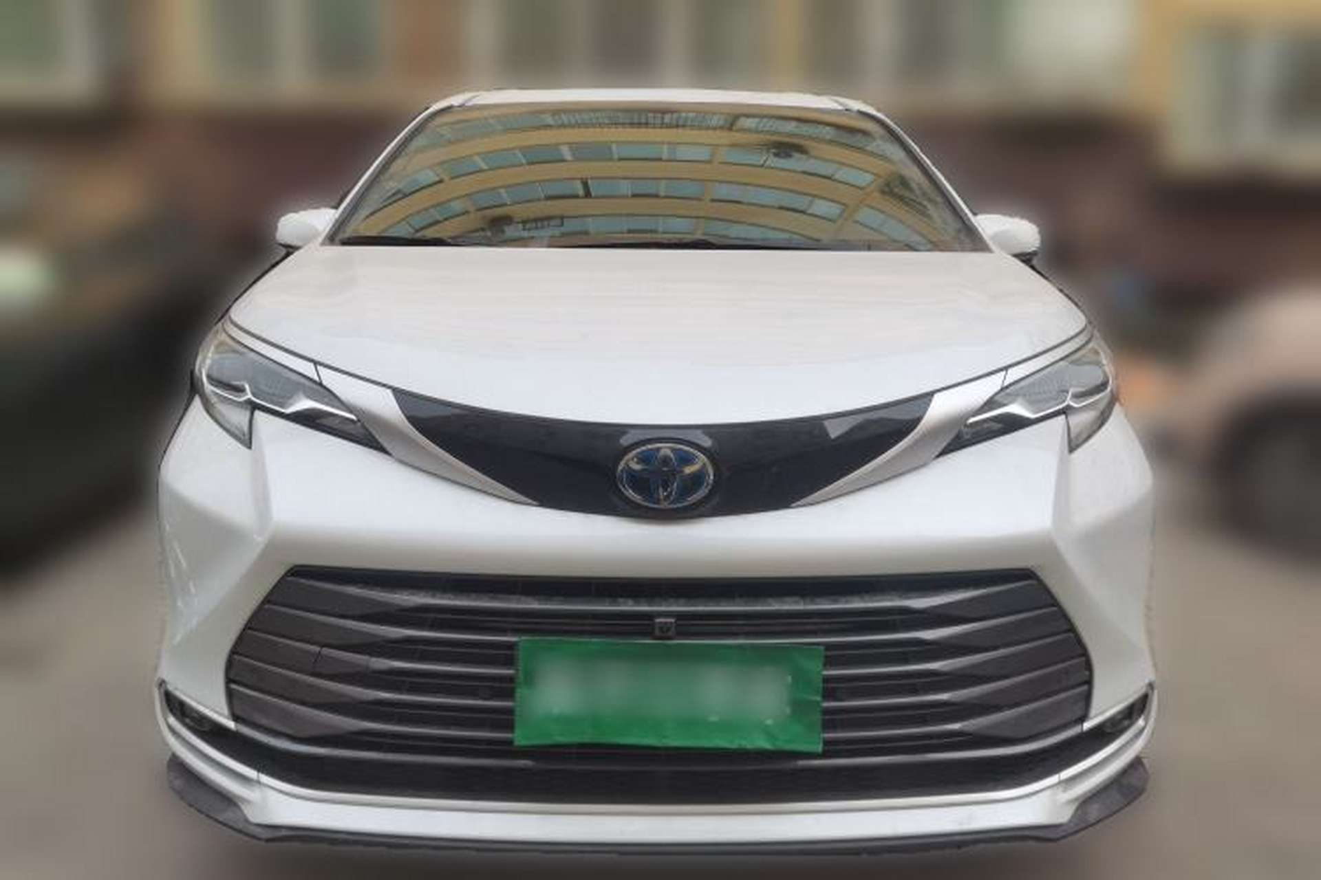 Used Toyota SIENNA 2023 2.5L Hybrid Deluxe Edition Front