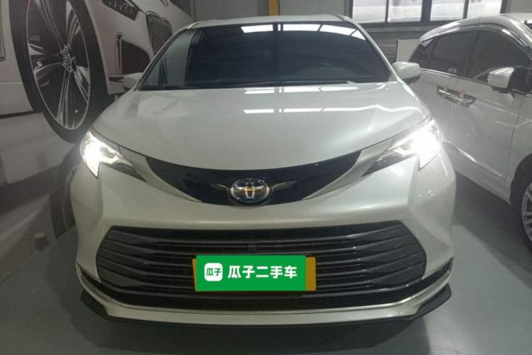 Used Toyota SIENNA 2023 2.5L Hybrid Deluxe Edition Front