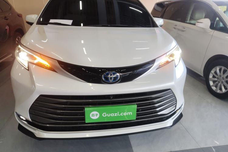 Used Toyota SIENNA 2023 2.5L Hybrid Luxury Edition Front