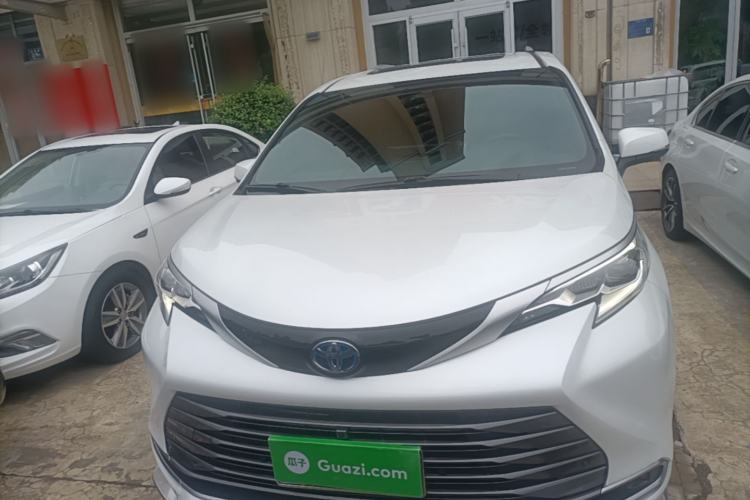 Used Toyota SIENNA 2023 2.5L Hybrid Deluxe Edition Front