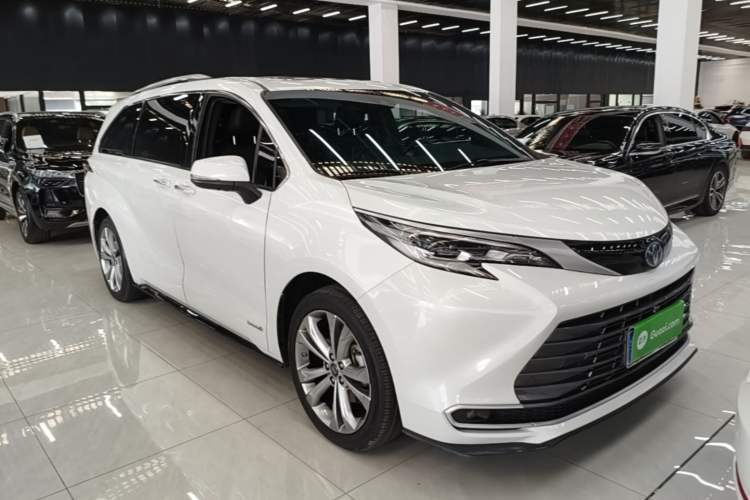 Used Toyota SIENNA 2023 2.5L Hybrid Deluxe Edition Front Right 45 Deg