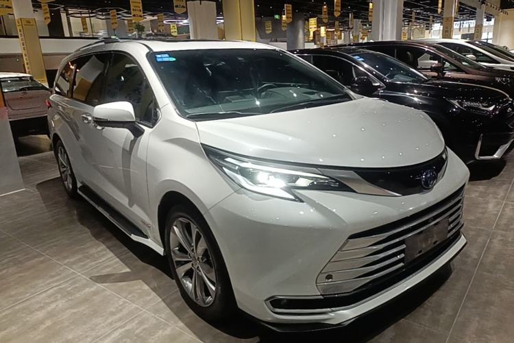 Used Toyota SIENNA 2023 2.5L Hybrid Platinum Edition Front Right 45 Deg