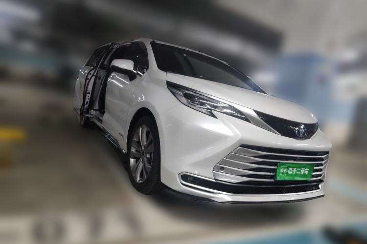 Used Toyota SIENNA 2023 Updated Version 2.5L Hybrid Platinum Edition Front Right 45 Deg