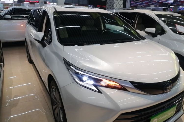 Used Toyota SIENNA 2023 2.5L Hybrid Deluxe Edition Front Right 45 Deg