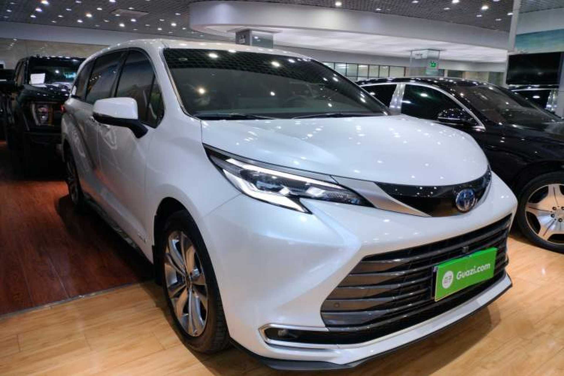 Used Toyota SIENNA 2023 2.5L Hybrid Deluxe Edition Front Right 45 Deg