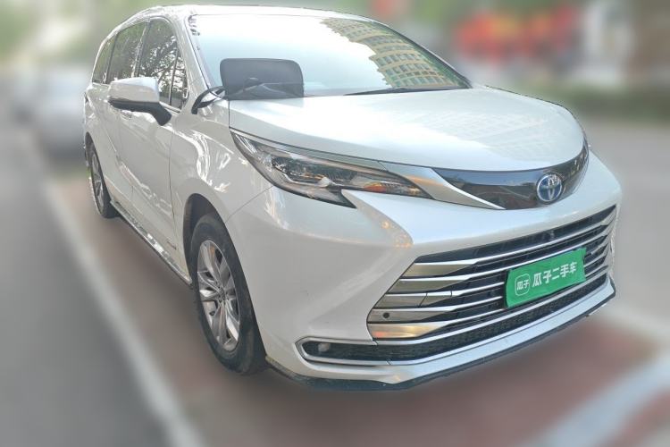 Used Toyota SIENNA 2023 2.5L Hybrid Luxury Edition Front Right 45 Deg