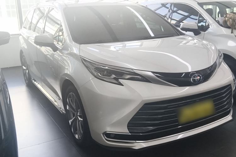 Used Toyota SIENNA 2023 2.5L Hybrid Deluxe Edition Front Right 45 Deg