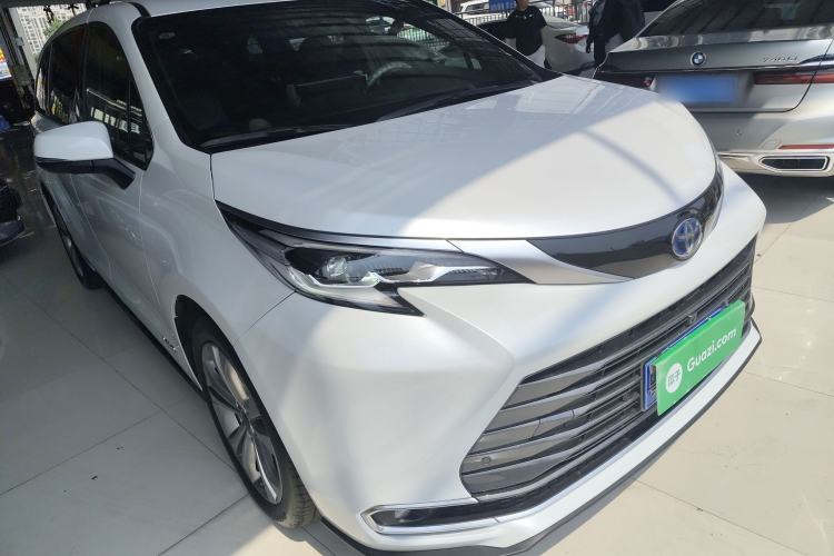 Used Toyota SIENNA 2023 2.5L Hybrid Deluxe Edition Front Right 45 Deg